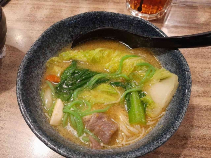 Tidak biasa pakai sumpit, untung ada sendok (dokpri)