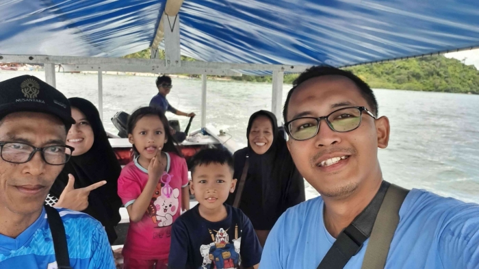 Berfoto di atas kapal (dokpri)