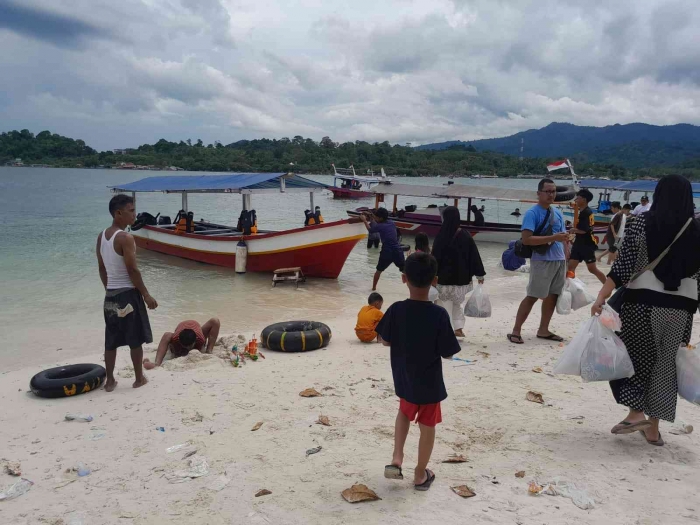 Bermain pasir di pantai (dokpri)