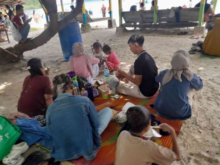 Bersantai di bawah pohon (dokpri)