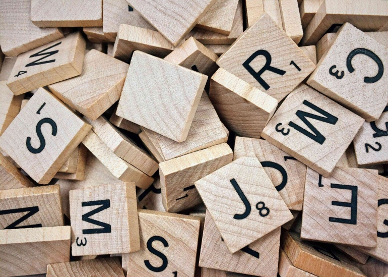 https://www.pexels.com/id-id/foto/papan-scrabble-coklat-dengan-huruf-278887/