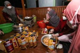 Sejumlah anggota Kelompok Padatimu To`asoki membuat keripik ikan simba di Desa Kulati, Sulawesi Tenggara. (ANTARA FOTO/Asprilla Dwi Adha/YU)