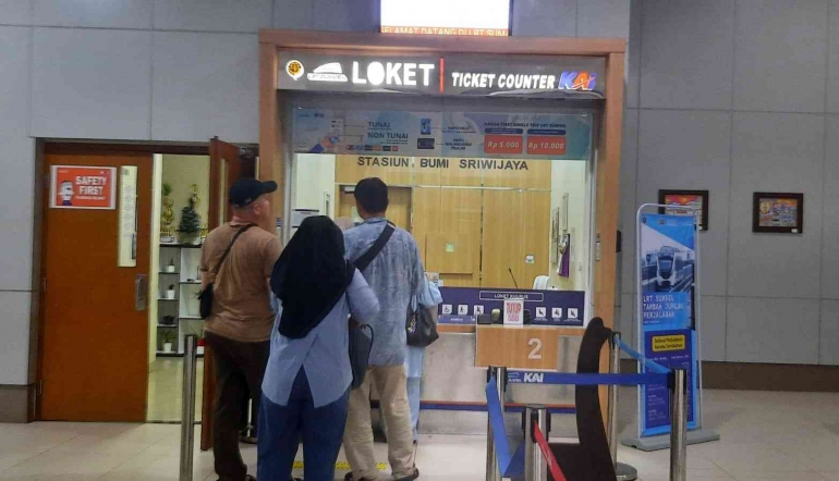 Suami sedang membeli tiket LRT (dokpri)