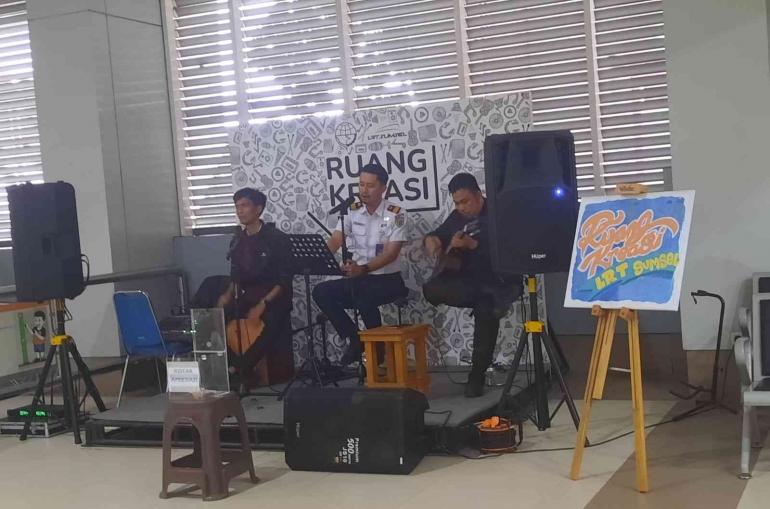 Live musik di stasiun LRT (dokpri)