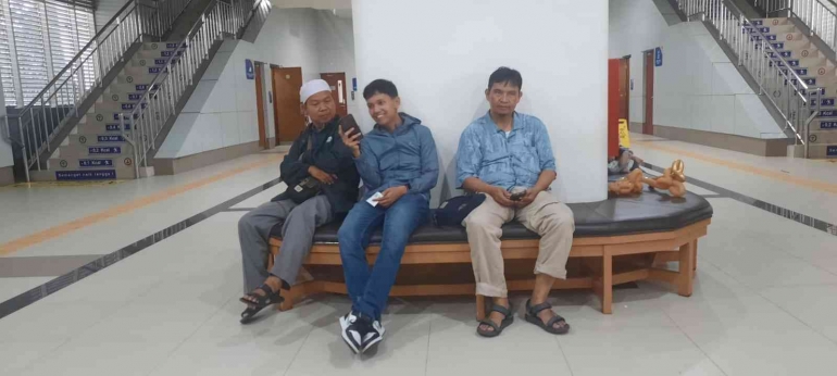 Menunggu di stasiun LRT (dokpri)