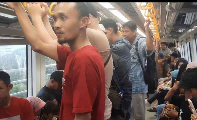Sebagian penumpang berdiri di dalam LRT (dokpri)