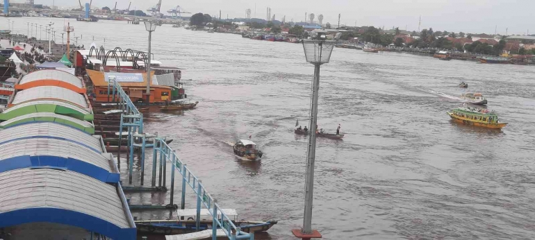 Sungai Musi yang terlihat dari atas Jembatan Ampera (dokpri)