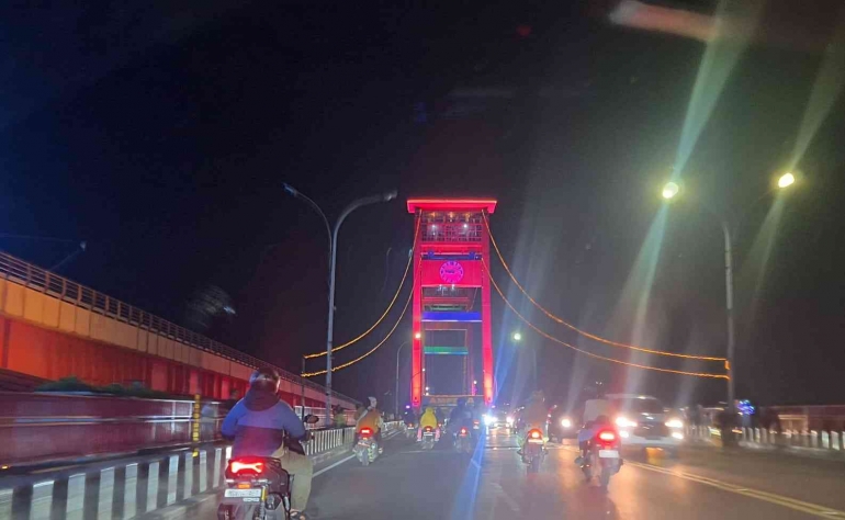 Jembatan Ampera di malam hari (dokpri)