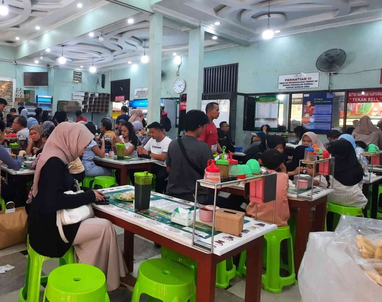 Pengunjung yang membeli pempek di toko Lala (dokpri)