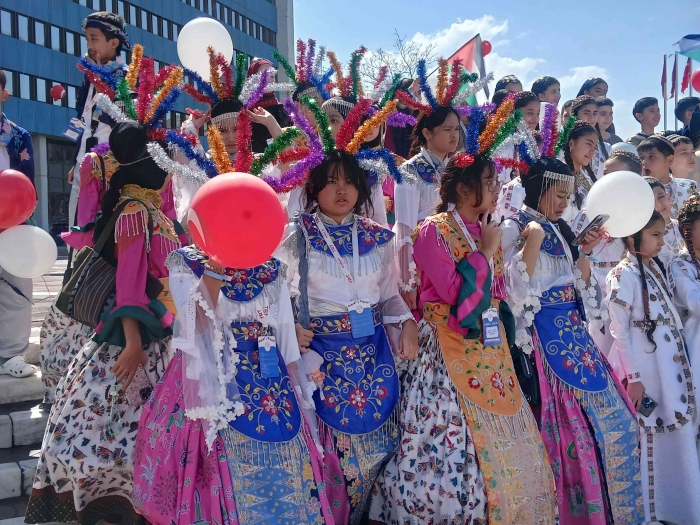Foto bareng di depan gedung trt/dokpri