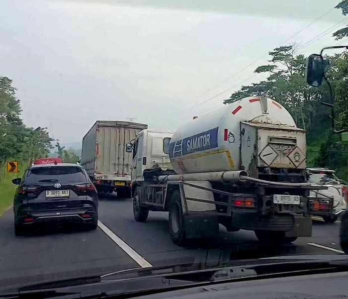 Macet di tol Banyumanik -Ungaran (dokumentasi pribadi)