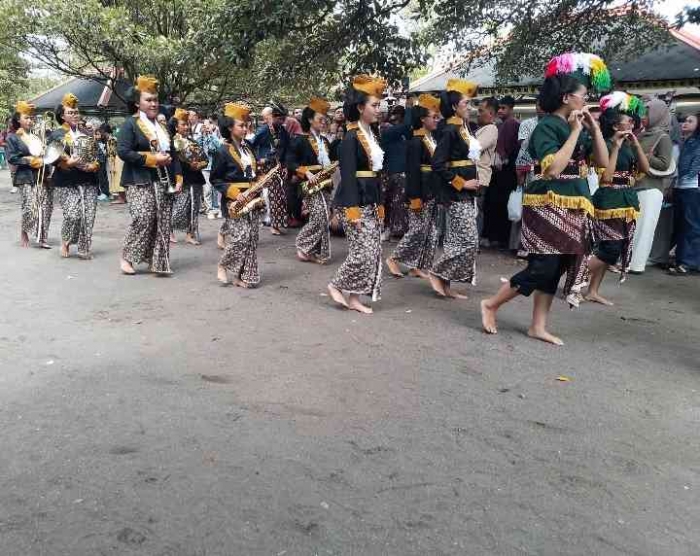Bregada (dalam foto tampak di barisan terdepan) sedang mengantar Abdi Dalem Musikan menuju panggung (Dokpri Agustina)