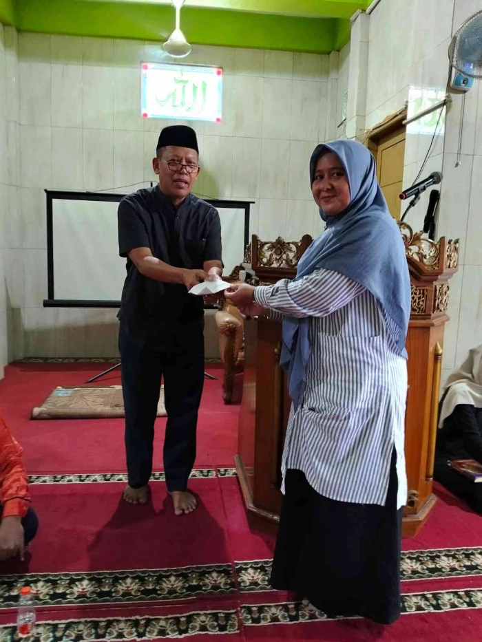 Penyerahan sumbangan dari guru untuk masjid Al Fath SMA negeri 36, dokumen pribadi