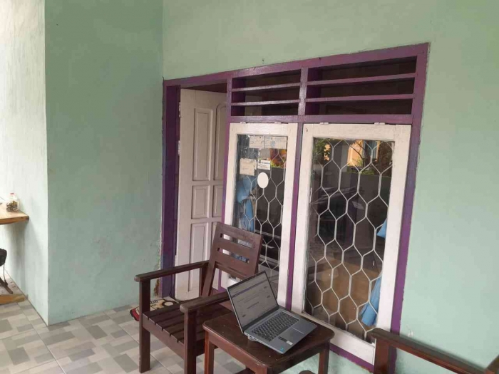 Saat asyik di teras rumah, lewatlah pawai anak TK (dokpri)