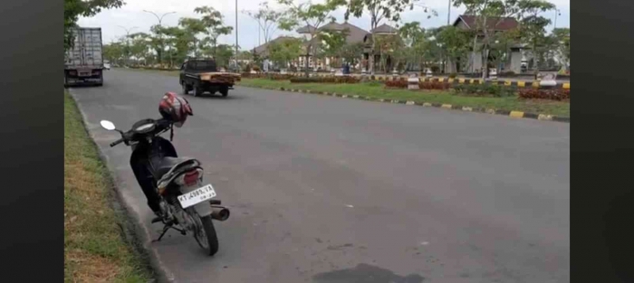 Motor diparkir di tepi jalan (dokpri)