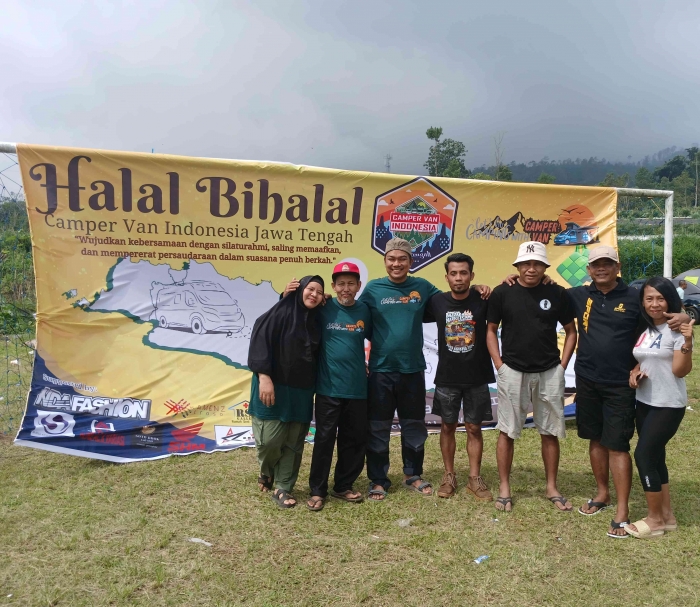 Peserta halal bihalal Camper Van Indonesia Jateng dari CVI Wirotaman berpose dengan Ketua panitia sebelum pulang (dokumentasi pribadi)