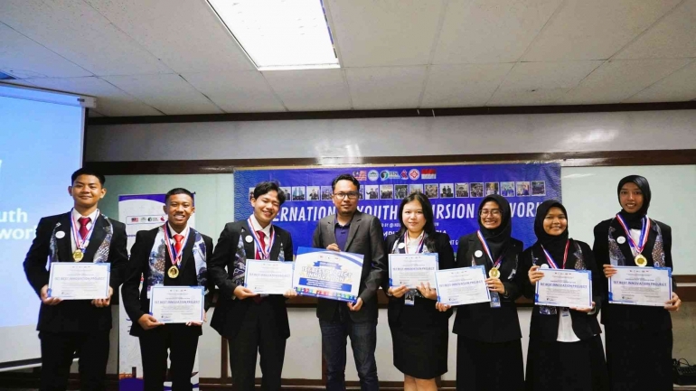 Faiha (Beasiswa Mahasiswa Unggul DT Peduli) bersama timnya yang bernama EdOne mengikuti Internasional Youth Excursion di Malaysia (Sumber : DT Peduli)