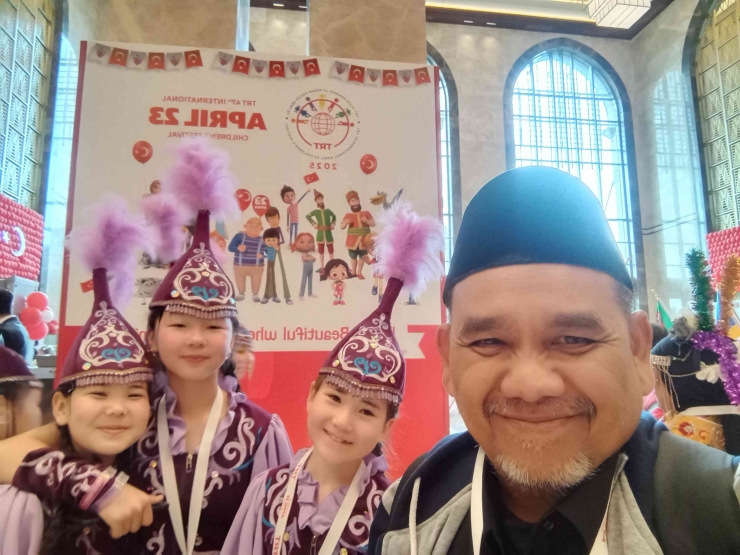 Omjay dan anak-anak Mongolia. (Dokumentasi Pribadi)