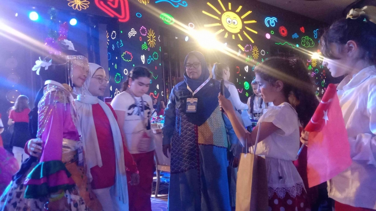 Bu Alpiah foto dengan anak turki. (Dokumentasi Pribadi)