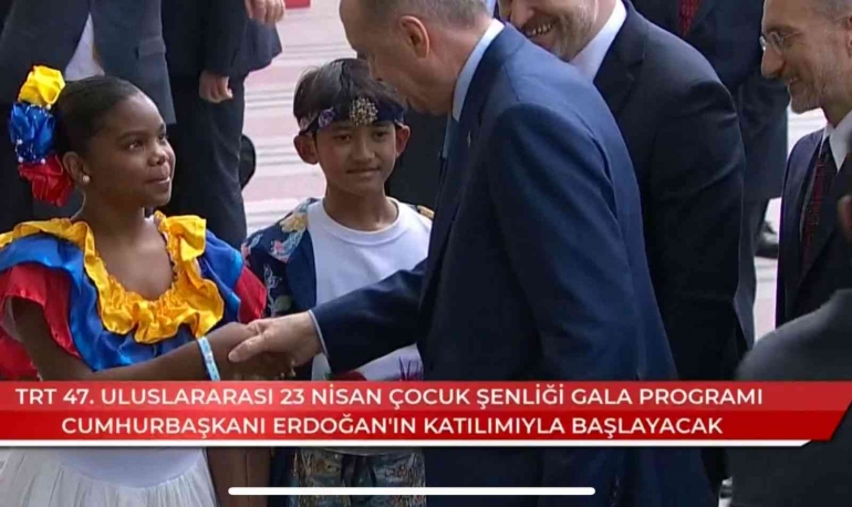 Emir siswa SMP Labschool Jakarta memberikan karangan bunga ke presiden Erdogan. (Dokumentasi Pribadi)
