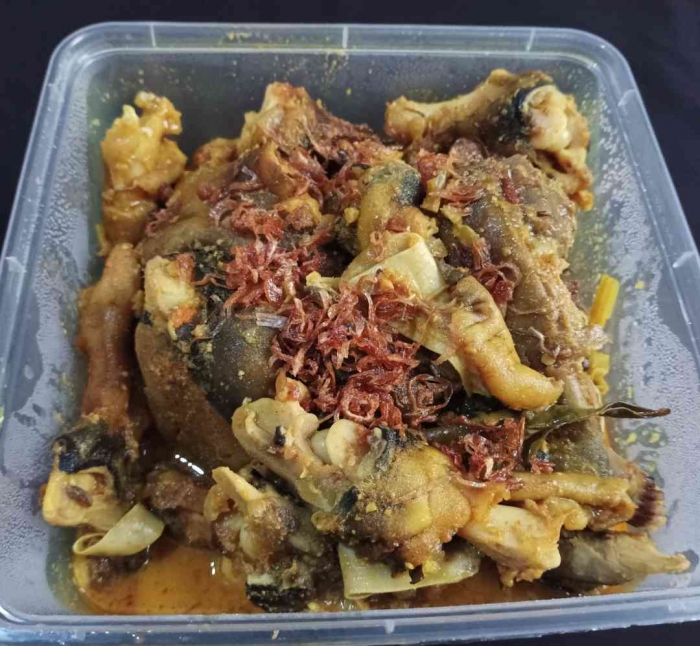 Sebelum berangkat sudah pesan tengkleng kepala dan kaki kambing, jadi nggak kebagian gak masalah, hihihi (dokumentasi pribadi)