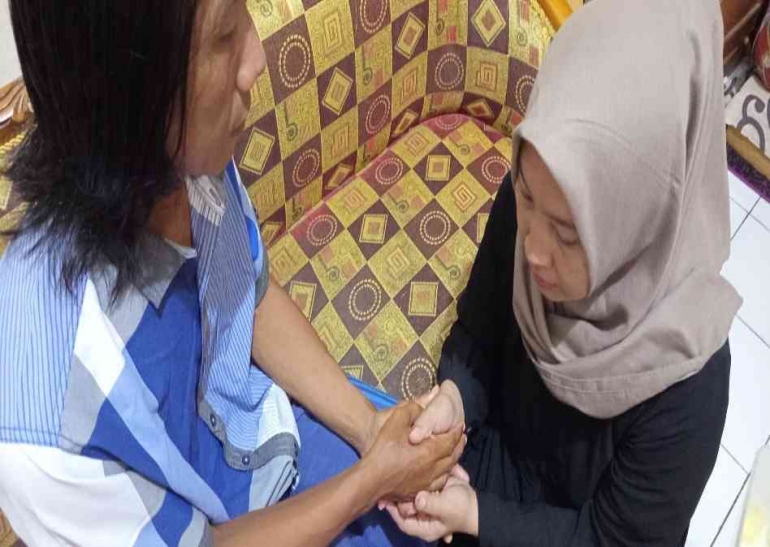 Semua anggota keluarga dengan hikmat merayakan lebaran dengan tradisi sungkeman, Senin (31/03/2025). (Foto : Dok.Pribadi)