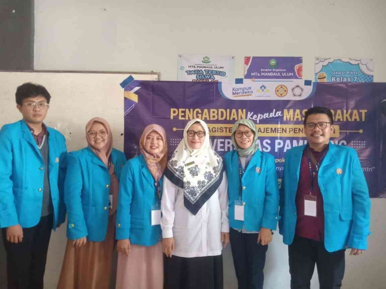Anggota Kelompok 04 beserta Dosen Pembimbing (Sumber : Dok. Pribadi)