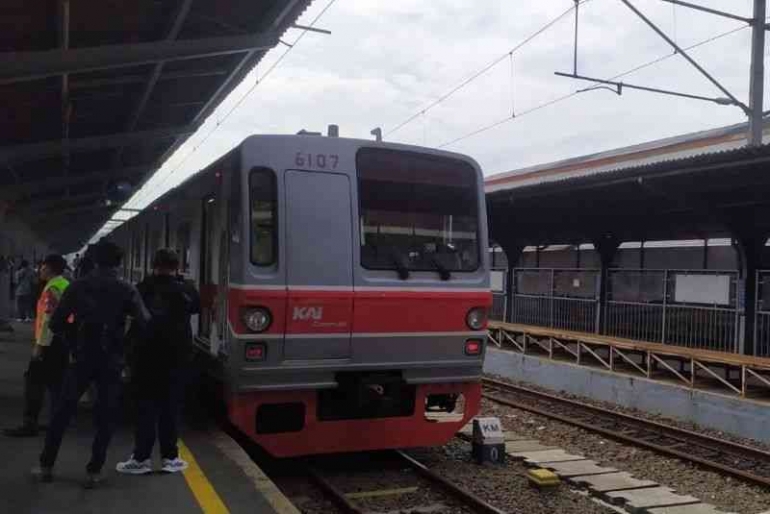Background Krl 100 Tahun Beroperasi, KRL Jadi Transportasi Andalan Masyarakat ...