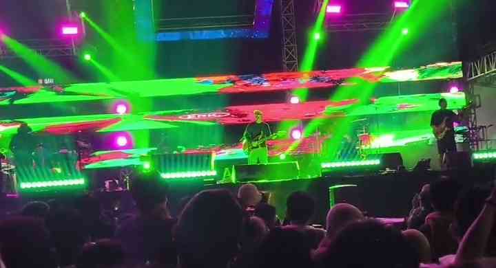 Panggung Utama Melodies Stage yang tengah menampilkan Efek Rumah Kaca, The 15th Music Gallery, 26/4/2025. Sumber foto: Erri Subakti