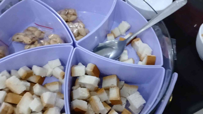 Roti tawar dan kacang bawang, pengisi wedang cemoe(dokumentasi pribadi)