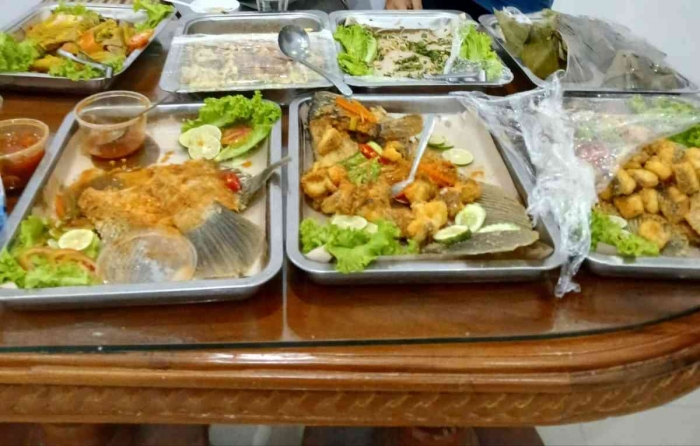 Gurame fillet goreng, fillet asam manis, ayam lodho, botok campur, tempe momoh, sambal dan lalapan. Catering by angkringan side(dokumentasi pribadi)