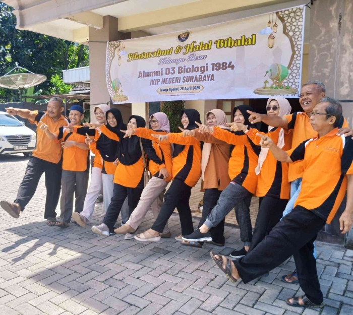 Berpose bersama sebelum berpisah di depan penginapan Tlogorejo 2, telaga ngebel Ponorogo (dokumentasi pribadi)
