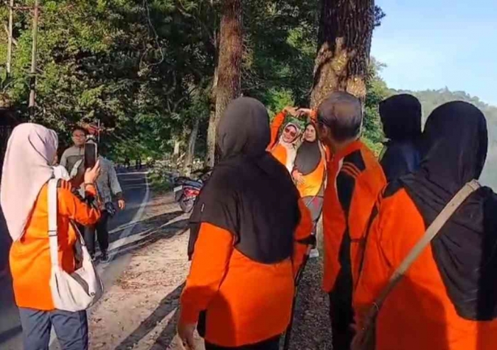 Berfoto di tepi telaga ngebel (dokumentasi pribadi)