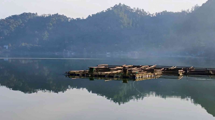 Menikmati keindahan karamba ikan nila di telaga Ngebel(dokumentasi pribadi)