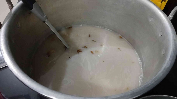 Kuah cemoe : Santan, gula merah, rempah dan taburan brambang goreng (dokumentasi pribadi)