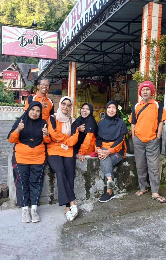 Berfoto sejenak sebelum jalan-jalan keliling telaga sambil menunggu teman yang lain(dokumentasi pribadi)