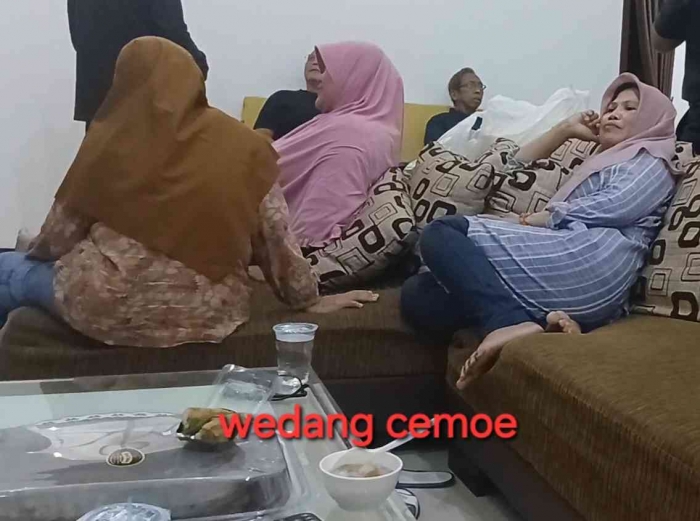 Menikmati Wedang Cemoe dalam mangkok putih(dokumentasi pribadi)