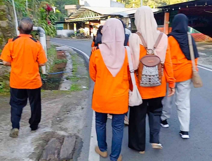 Jalan santai keliling telaga sekuatnya (dokumentasi pribadi)