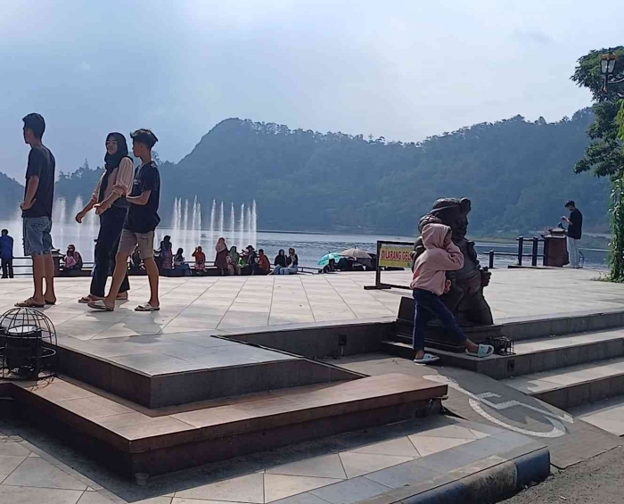 Sudut telaga ngebel yang sudah tersentuh modernisasi dengan air mancur menari yang terlihat lebih indah di malam hari(dokumentasi pribadi)