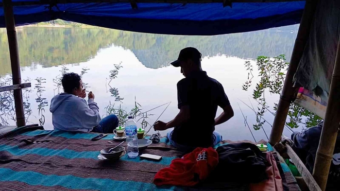 Memancing, salah satu aktivitas favorit di telaga ngebel (dokumentasi pribadi)