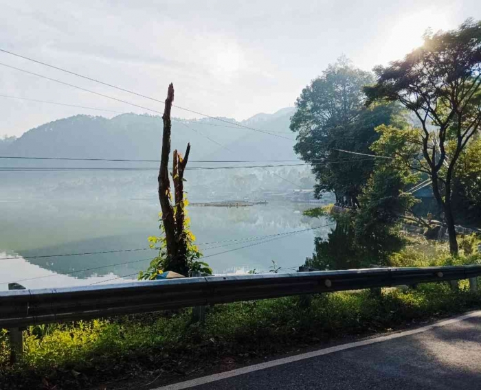 Lukisan alam telaga ngebel yang tenang dan damai (dokumentasi pribadi)