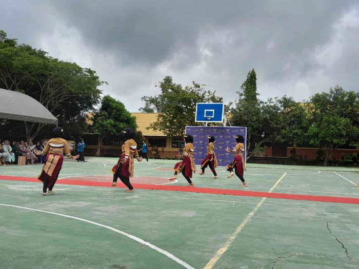 Lima penari siswi SMA 5 PPU (dokpri)
