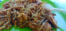 Tipat Cantok di pantai Mertasari, 11 12 dengan seporsi tupat pelecing kangkung-nya Lombok. 15 ribu sudah sangat mengenyangkan. Dokpri