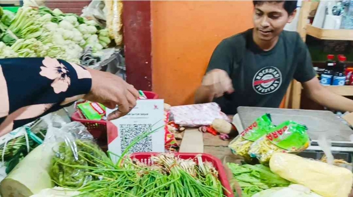 Pembayaran dengan QRIS sudah bisa dilakukan di lapak sayuran di pedesaan (dokumentasi pribadi)