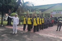 Gubernur Jabar Dedi Mulyadi meninjau pendidikan karakter siswa SMP di Barak Artileri Medan, Purwakarta, Sabtu (3/5/2025).  Sumber: Kompas.com