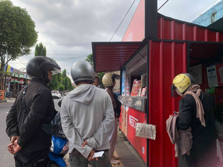 Pembeli Serbu Booth Nescafe Viral di Pinggir Jalan, Kopi Murah Rp 5