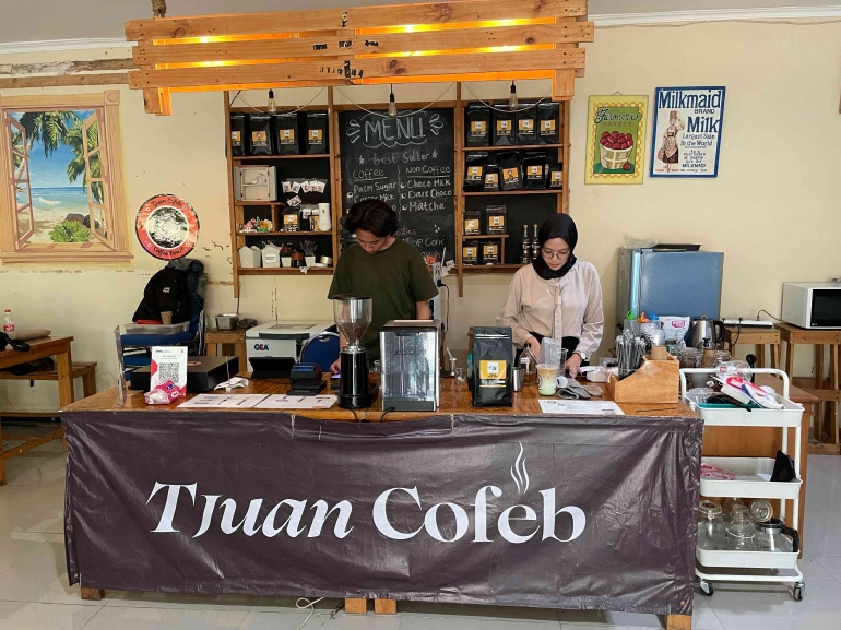 Barista Tjuan COFEB sedang membuat kopi pesanan pelanggan