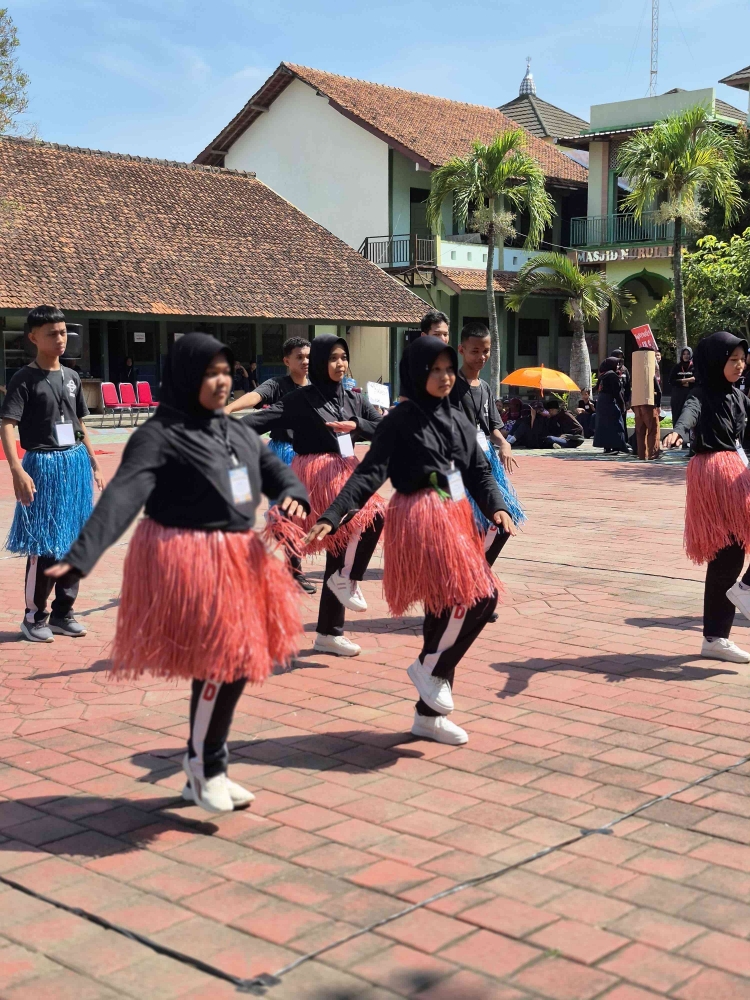 Senam Anak Indonesia Hebat kelas IX D (Dokumentasi Pribadi)