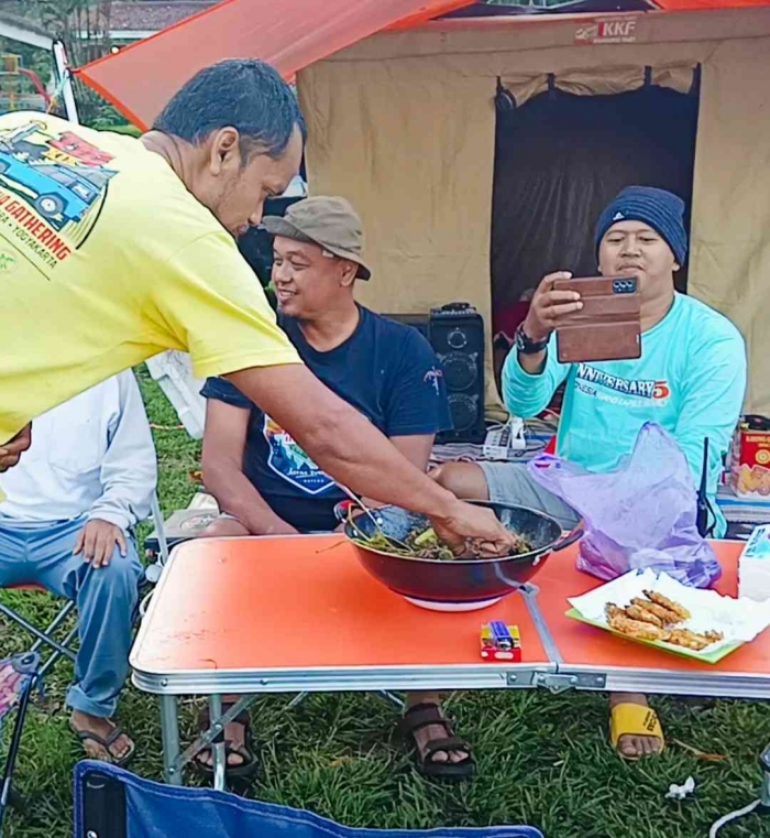 Rame-rame menikmati lezatnya rica-rica daging bekicot(dokumentasi pribadi)