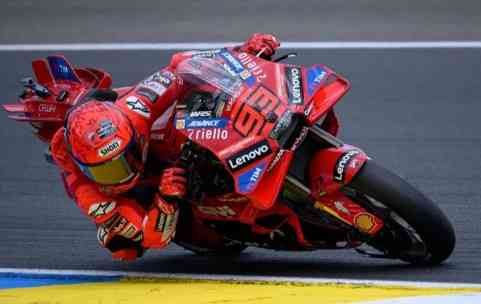 Pembalap tim Ducati Marc Marquez memacu motornya pada sesi latihan motoGP ... | AFP/LOIC VENANCE | Via Kompas.id
